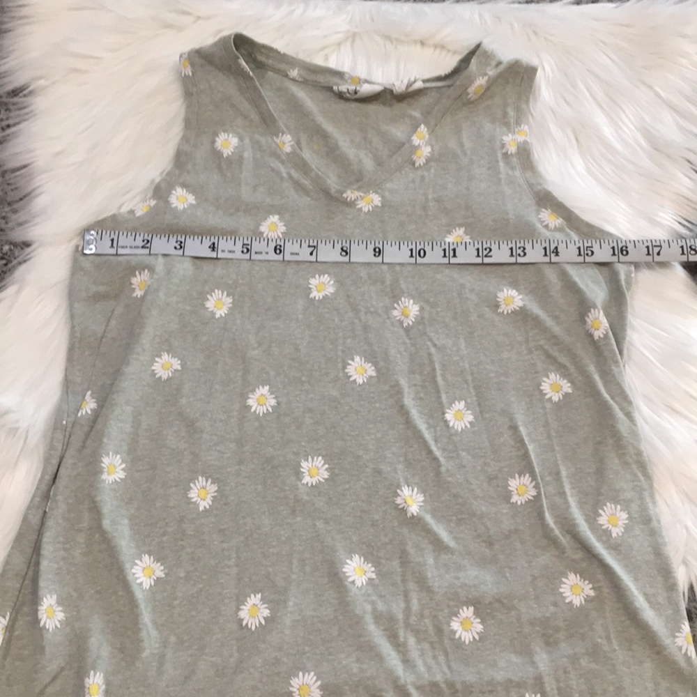 4/$20 green Daisy tank top - Picture 2 of 4